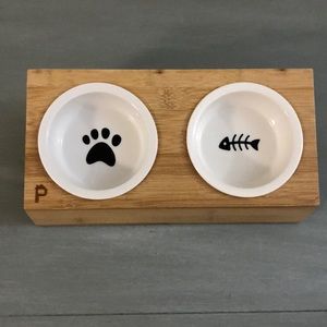 Elevated cat/small dog feeder.